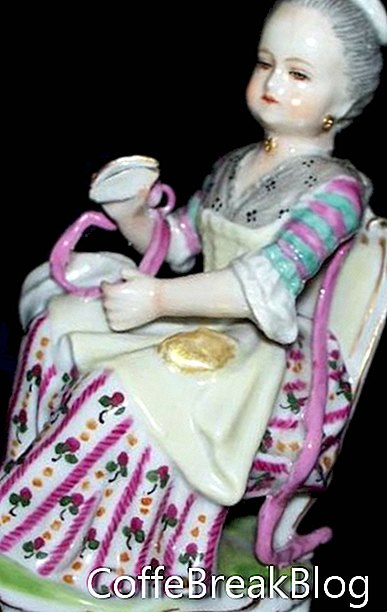 Capodimonte Meissen aus dem 18. Jahrhundert - kleines Mädchen mit Bändern / Knotenshuttle, Ruby Lane Antiques
