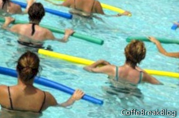 wanita berlatih aquafit