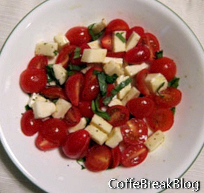 Tomatsmozzarella-basilatsallad
