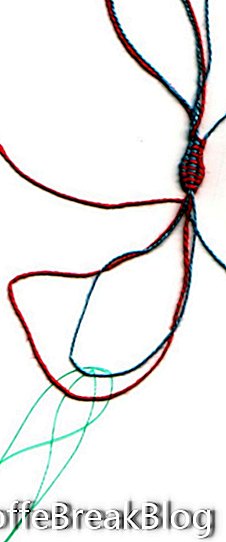 un cluny di due colori che mostra 2 fili tirati attraverso