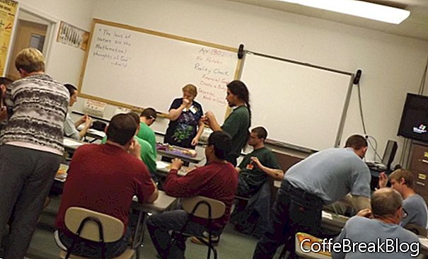 جورجيا سيتز ، معلمة تدرس ، في معهد نورثرن آيداهو الإصلاحي 2014 ، كل شخص يقوم بالتدريج