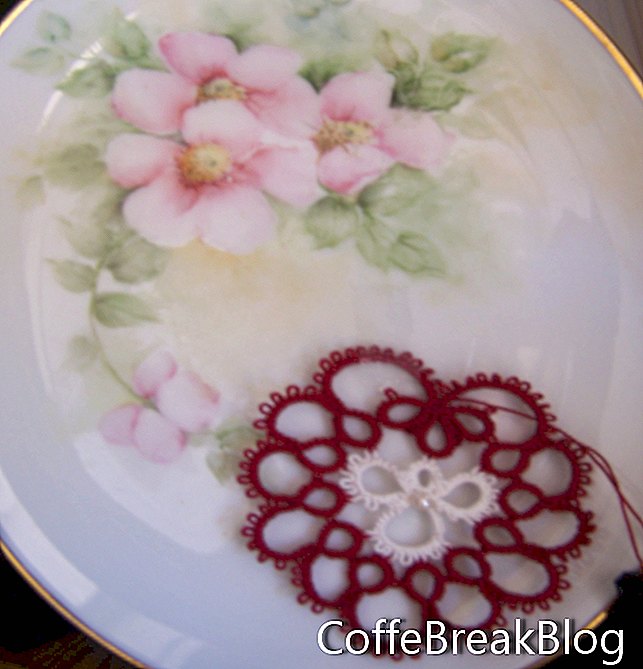 assiette en porcelaine peinte à la main par AJ Sutton et coeur tatoué avec ange 2012 à partir des fichiers de la classe de frivolité en ligne